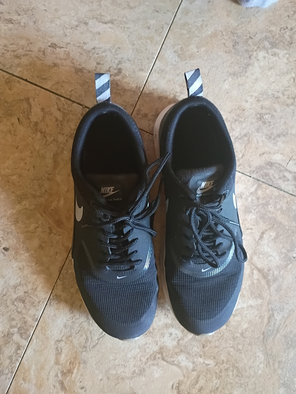 Nike Womens Black Athletic Running Shoes with White Swoosh